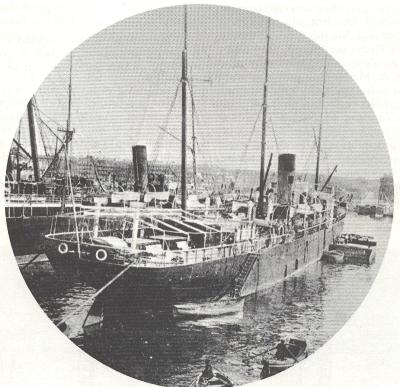 A l'arrière du bateau... les bâches meutrières ne sont pas en place.