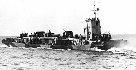 AF 46 (semblable à l'AF13) devant Fécamp