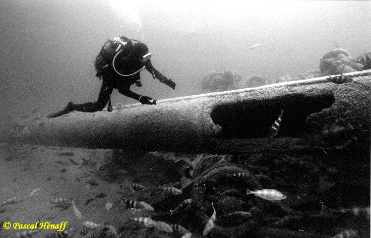 Le mât de charge couché sur babord