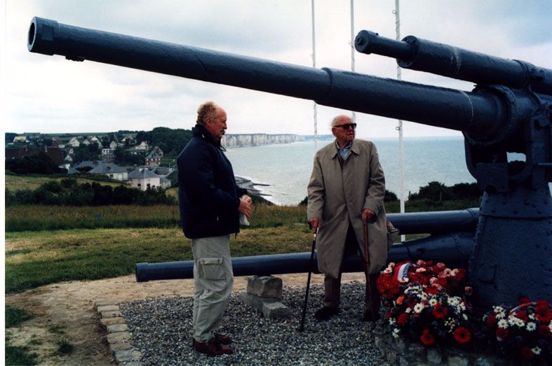 A droite le Général Derek Lang qui fût prisonnier par les Allemands.
