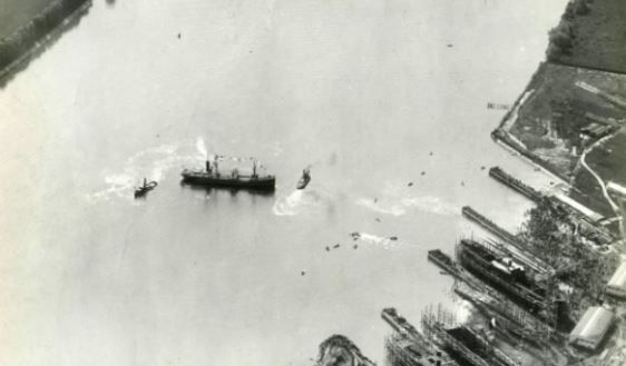 Le Cérons se libère pour descendre la Seine (archives Worms)