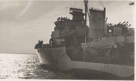 La Combattante au mouillage