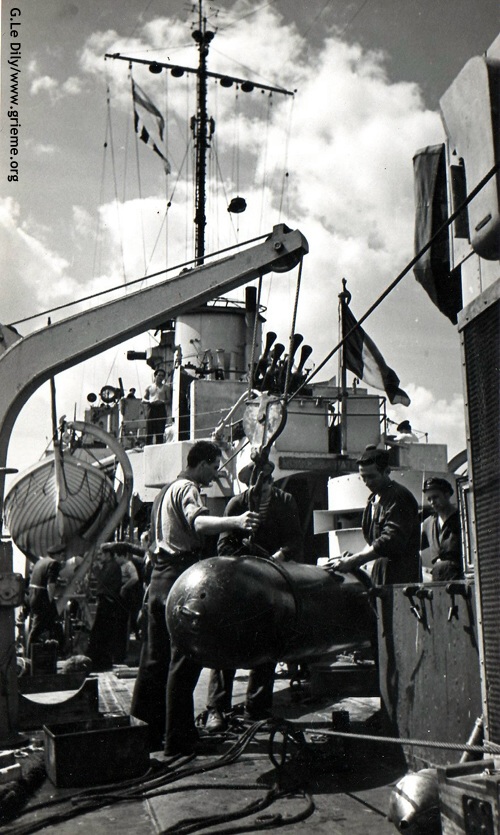 Manoeuvre installation torpille sur La Combattante