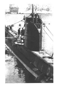 Le H.M.S. Universal à quai