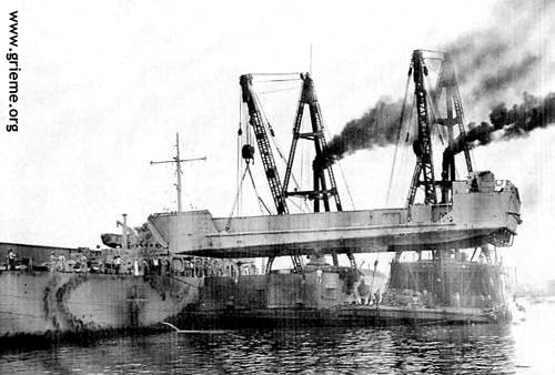 Pontont grue en train de charger un LST