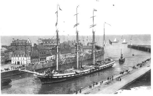 Le Quevilly entre dans le port de Dieppe