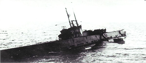 Le Seal est immobilisé, incliné sur tribord