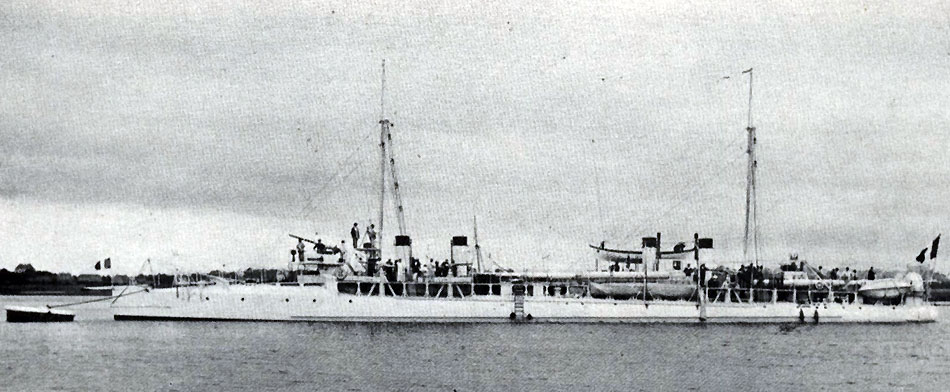Le Yatagan au mouillage